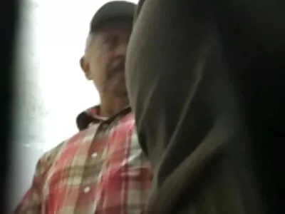 Дівчина мастурбує на дивані, зробивши мінет на порно фільми з сюжетом камеру