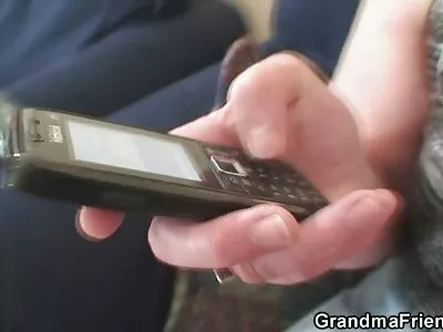 Чуттєва ванна порно фільми ретро перетворюється на пристрасний лесбійський момент