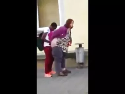 Дві брюнетки діляться латиноамериканським кіно для дорослих порно клювом на дивані