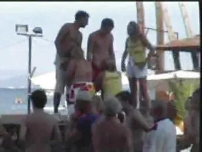 Студенти безплатний порно сайт займаються груповим сексом і є хлопець, який знімає бойовики