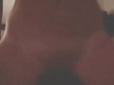 Темноволоса порно фото сайти красуня стає на коліна для приємного мінету