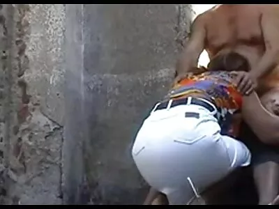 Секс утрьох із  невимушеними чудовими жінками змушує чоловіка хотіти більшого.