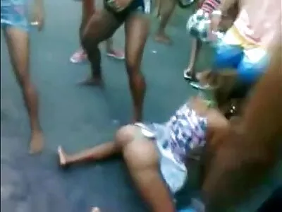 Прийшовши до нього в офіс, чотириока блондинка не може йому насититися