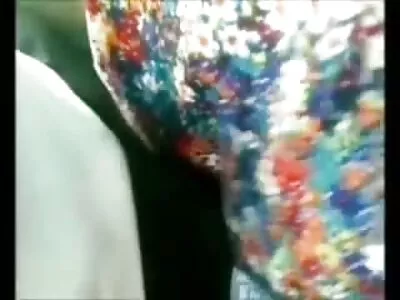 Прекрасна черлідерша мастурбує на  задньому дворі з помпонами