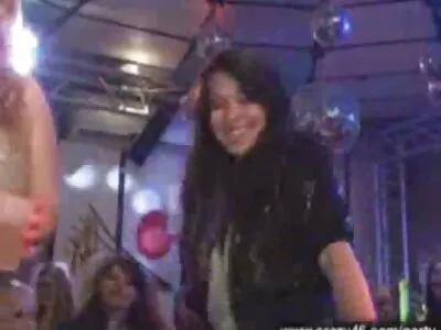 Пара  підлітків записує на камеру свої сексуальні ігри в ліжку