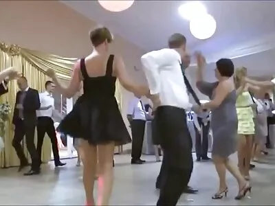 Пустотлива мініатюрна милашка знає, як догодити своєму чоловікові зоо порно фільми