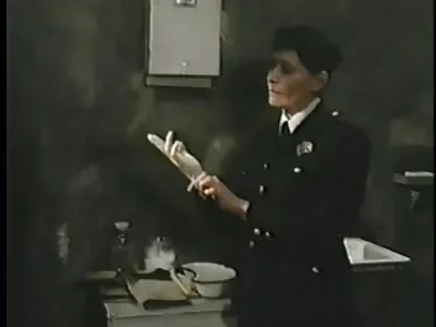 Руда MILF нахиляється порно фільми перегляд перед кредитним менеджером у своєму офісі