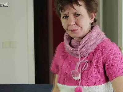 Підліток-брюнетка в окулярах насолоджується оральним сексом порно фільм дивитися і катається