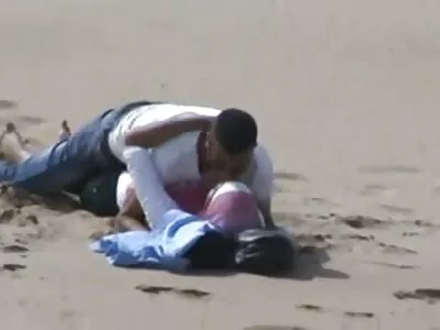 Порнозірка отримує член в піхву, спостерігаючи, як porno saiti online вона катається в дзеркалі