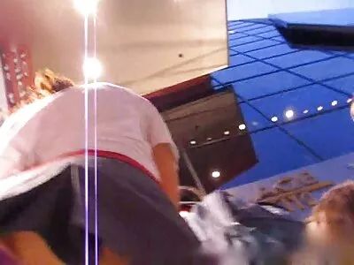 Арабський підліток ближче знайомиться з підвішеним темношкірим  сусідом