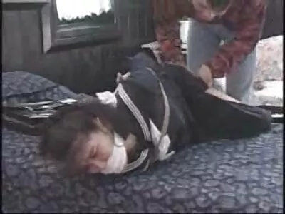 Пожадлива підліток-брюнетка приймає великий член  на дивані