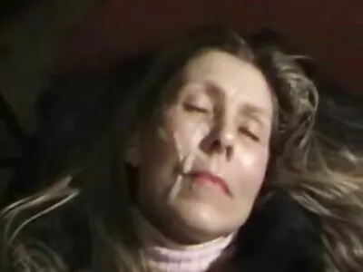 Красуня-брюнетка насолоджується хардкорним сексом утрьох на свіжому повітрі безкоштовний порно фільм