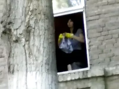 Маленьку підліткову блондинку знімають дивитися порно фільми у стилі POV під час сексу