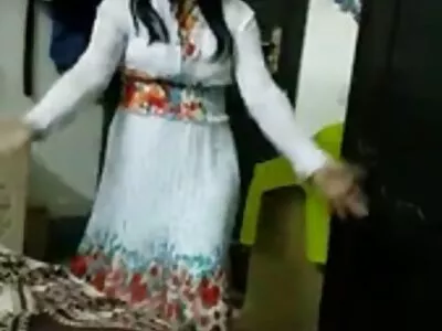 Брюнетка шлюха робить мінет і забивається в громадському порно сайті туалеті