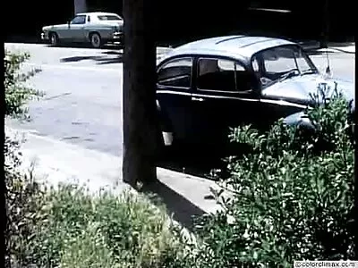 Японський підліток стогне під час сексу  з хлопцями в порожньому магазині