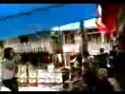 Дві молоді леді ділиться великою палицею для  траха