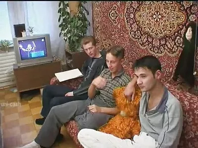 Збуджені лесбіянки з  рудим волоссям втягують в секс соседку по кімнаті