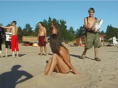 Красиву милашку вдарили в рот і  попку два шпильки