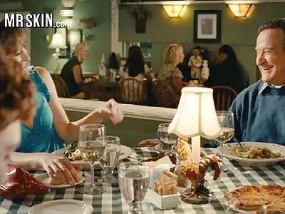 Чарівну блонді поділяють  двоє збуджених чоловіків