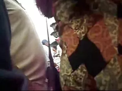 Турист переконує тайську  економку показати його на камеру